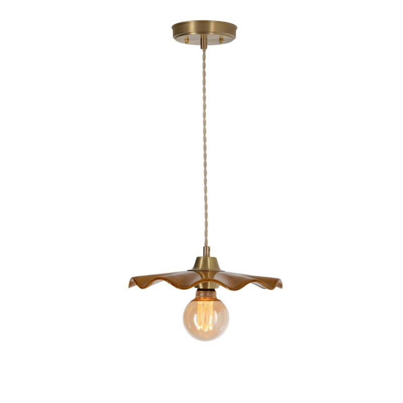 Mosiężna lampa wisząca z ceramicznym pofalowanym kloszem w kolorze bursztynowo-miodowym ARIA PATINA Conjac.