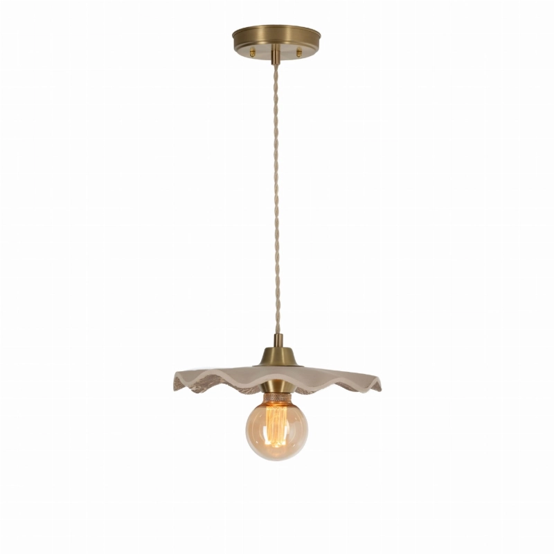 Mosiężna lampa wisząca z ceramicznym pofalowanym kloszem w popielatym odcieniu  beżu ze spękaną strukturą ARIA PATINA Raw.