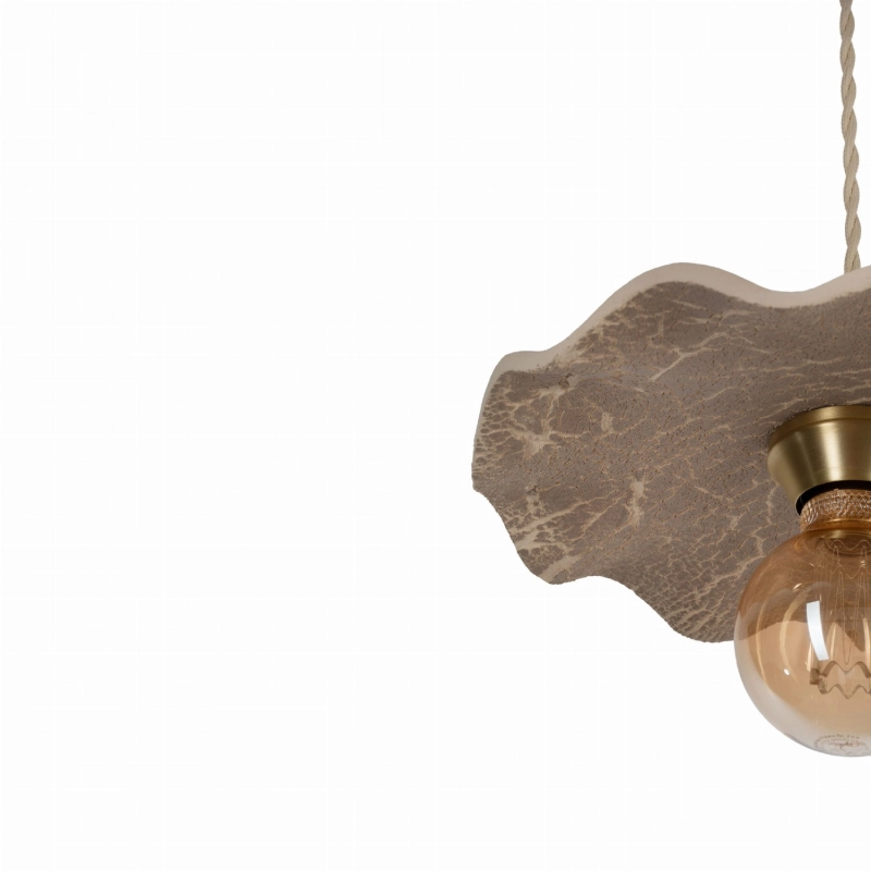 Mosiężna lampa wisząca z ceramicznym pofalowanym kloszem w popielatym odcieniu  beżu ze spękaną strukturą ARIA PATINA Raw - detal.