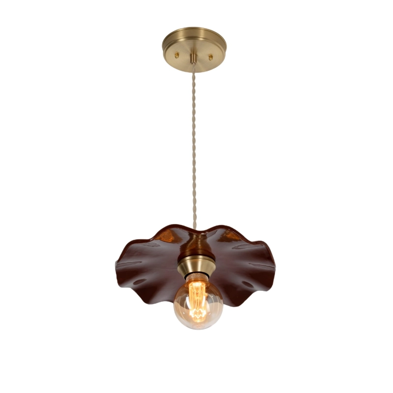 Mosiężna lampa wisząca z ceramicznym pofalowanym kloszem w ciepłym odcieniu bordowym ARIA PATINA Carmine.