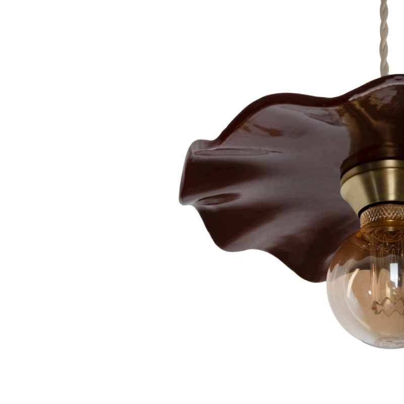 Mosiężna lampa wisząca z ceramicznym pofalowanym kloszem w ciepłym odcieniu bordowym ARIA PATINA Carmine - detal.