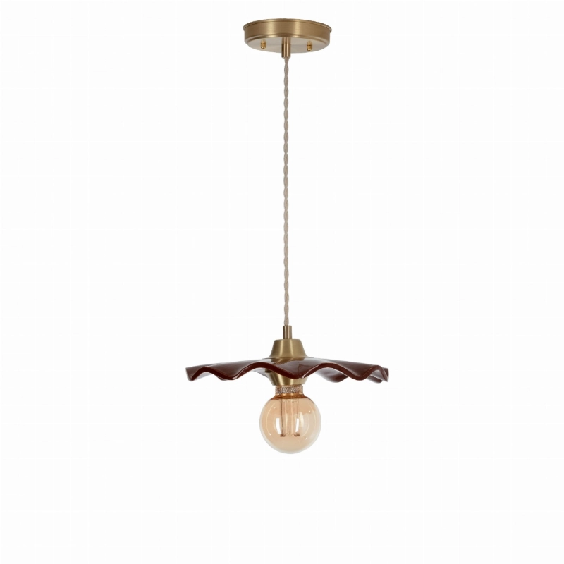 Mosiężna lampa wisząca z ceramicznym pofalowanym kloszem w ciepłym odcieniu bordowym ARIA PATINA Carmine.