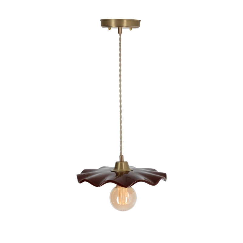 Mosiężna lampa wisząca z ceramicznym pofalowanym kloszem w ciepłym odcieniu bordowym ARIA PATINA Carmine.