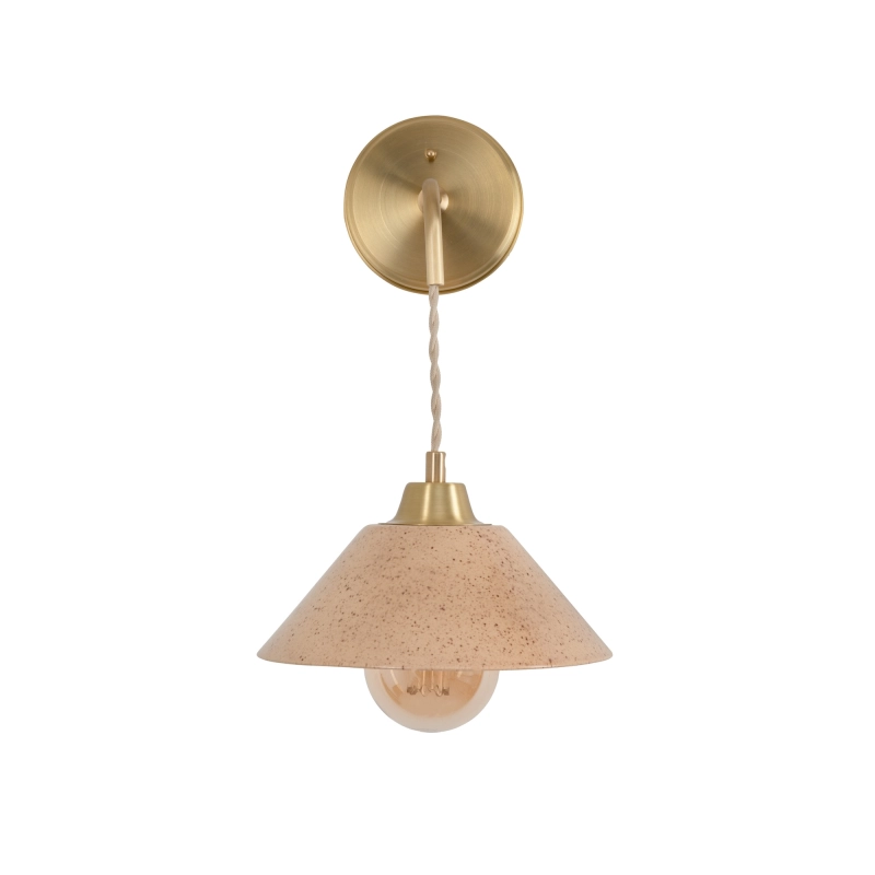Mosiężny kinkiet z ceramicznym kloszem w kolorze ciepłego beżu LUMO CLASSIC Sandstone.