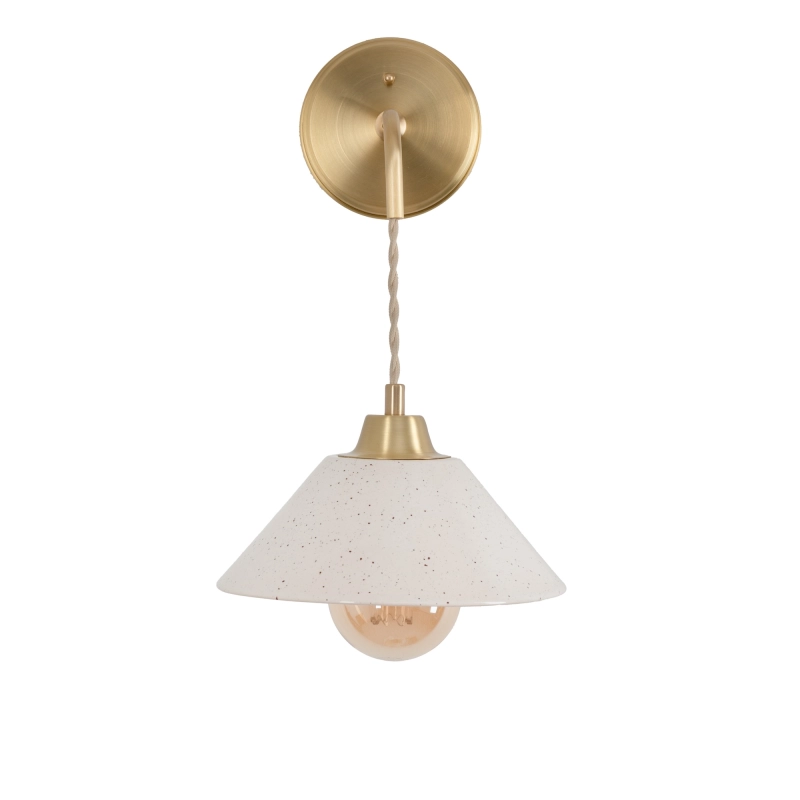 Mosiężny kinkiet z ceramicznym kloszem w kolorze złamanej bieli LUMO CLASSIC Ivory.