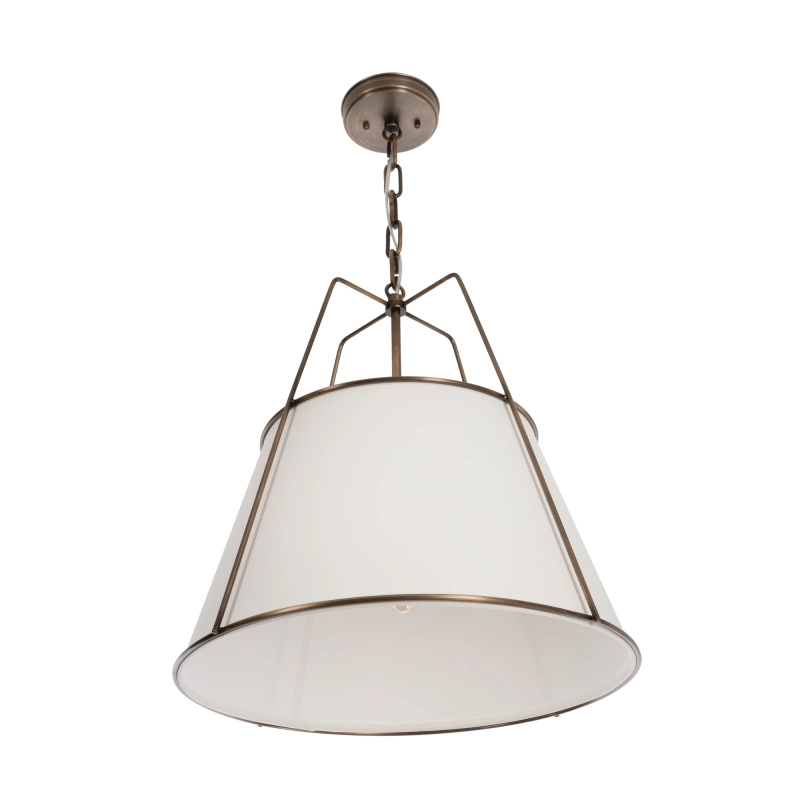 Mosiężna lampa wisząca w stylu modern farmhouse z abażurem w odcieniu złamanej bieli AMBER PATINA.