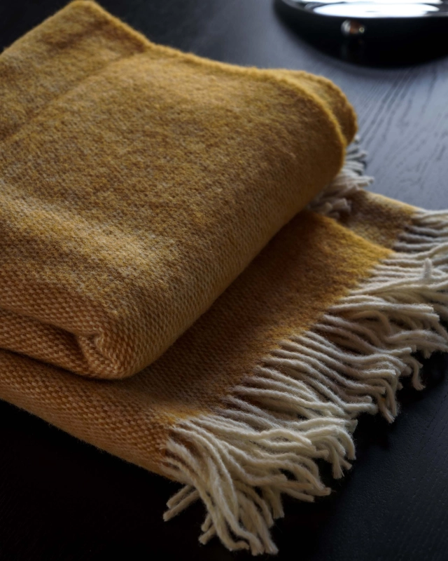 Żółty koc wełniany merino z frędzlami 150x200 cm MERI Saffron.