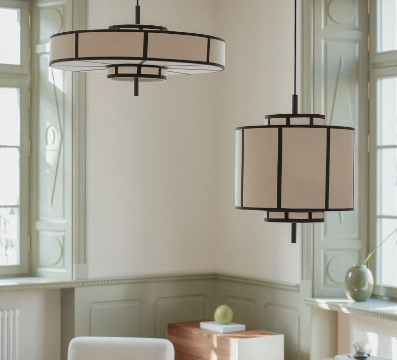 Jasnobeżowa lampa wisząca z abażurem w japońskim stylu z czarnymi tasiemkami AURA 40 cm.