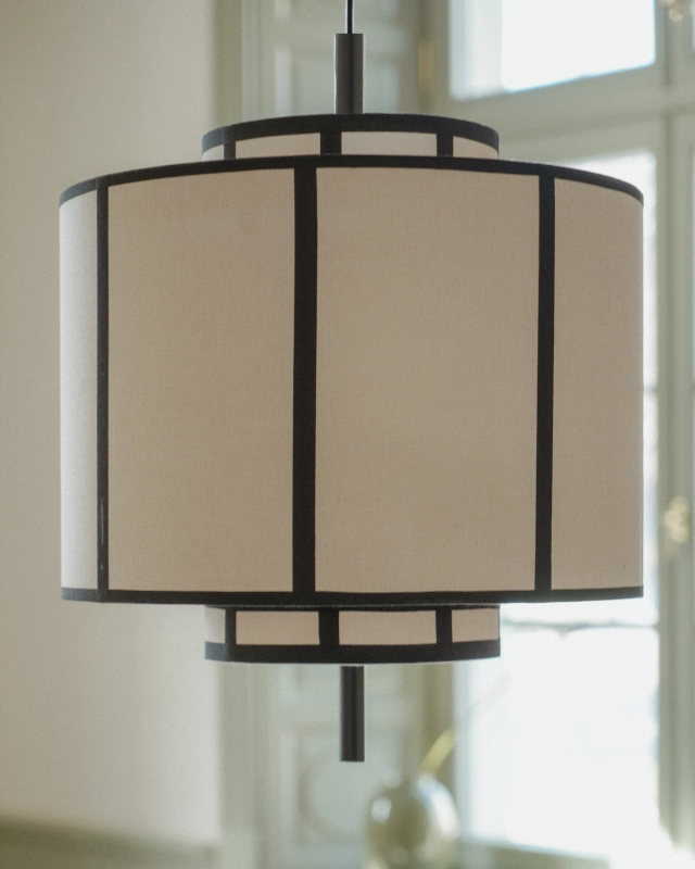 Jasnobeżowa lampa wisząca z abażurem w japońskim stylu z czarnymi tasiemkami AURA 40 cm.