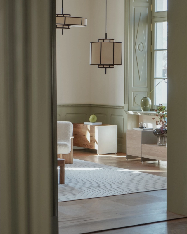 Jasnobeżowa lampa wisząca z abażurem w japońskim stylu z czarnymi tasiemkami AURA 40 cm.