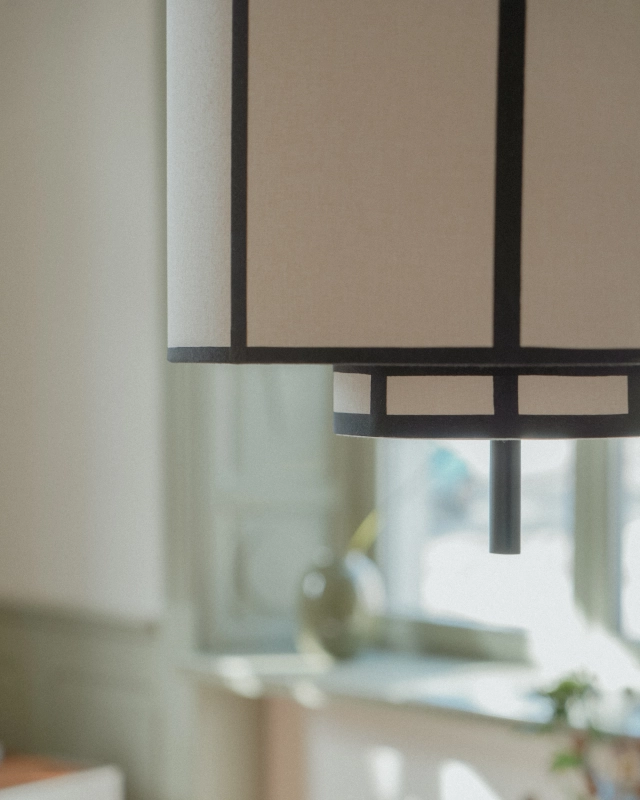 Jasnobeżowa lampa wisząca z abażurem w japońskim stylu z czarnymi tasiemkami AURA 40 cm.