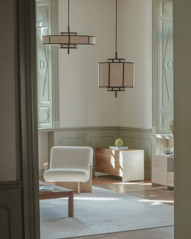 Dekoracyjna cylindryczna lampa wisząca z jasnobeżowym abażurem w japońskim stylu z czarnymi tasiemkami AURA 60 cm.