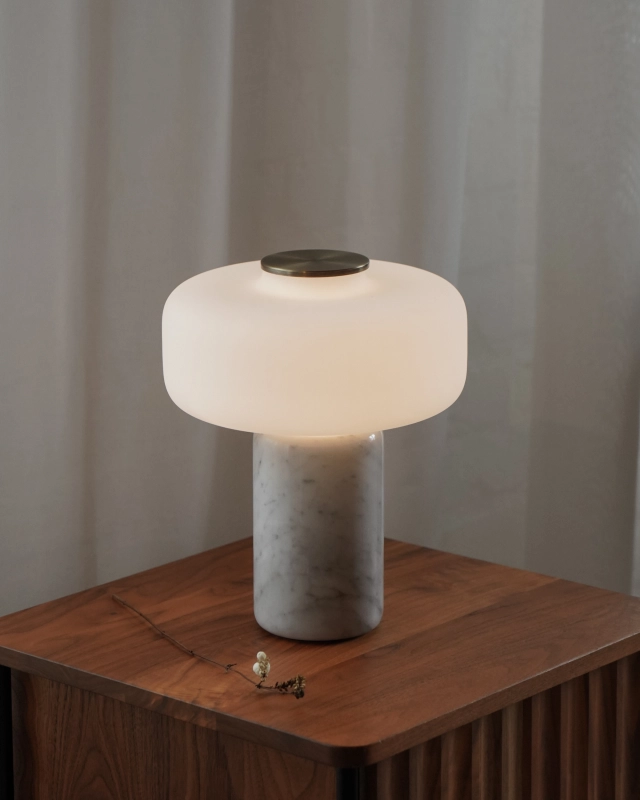 Lampa stołowa z białego marmuru z szklanym mlecznym kloszem z dotykowym włącznikiem mosiężnym FONTE.