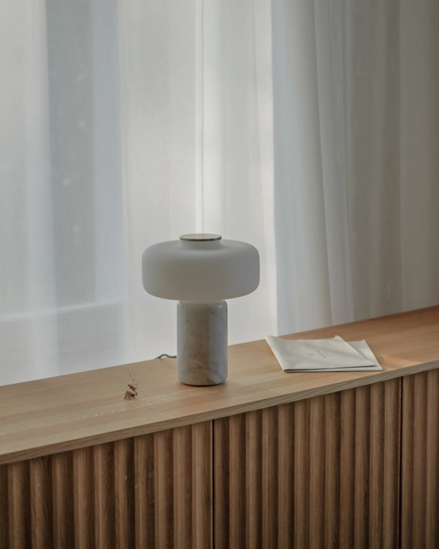 Lampa stołowa z białego marmuru z szklanym mlecznym kloszem z dotykowym włącznikiem mosiężnym FONTE.