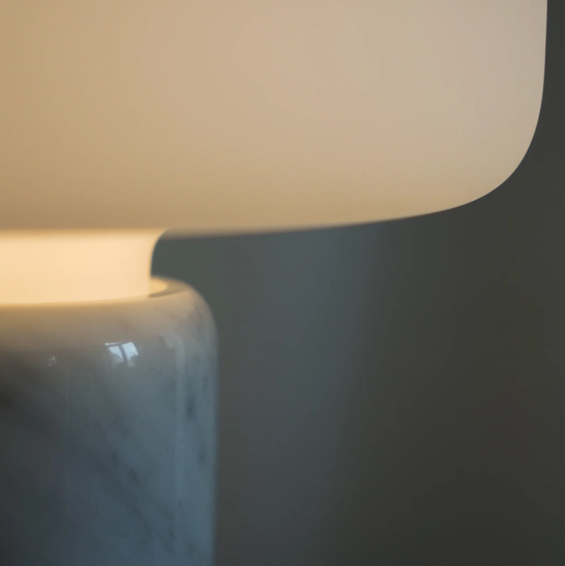 Lampa stołowa z białego marmuru z szklanym mlecznym kloszem z dotykowym włącznikiem mosiężnym FONTE - detal.