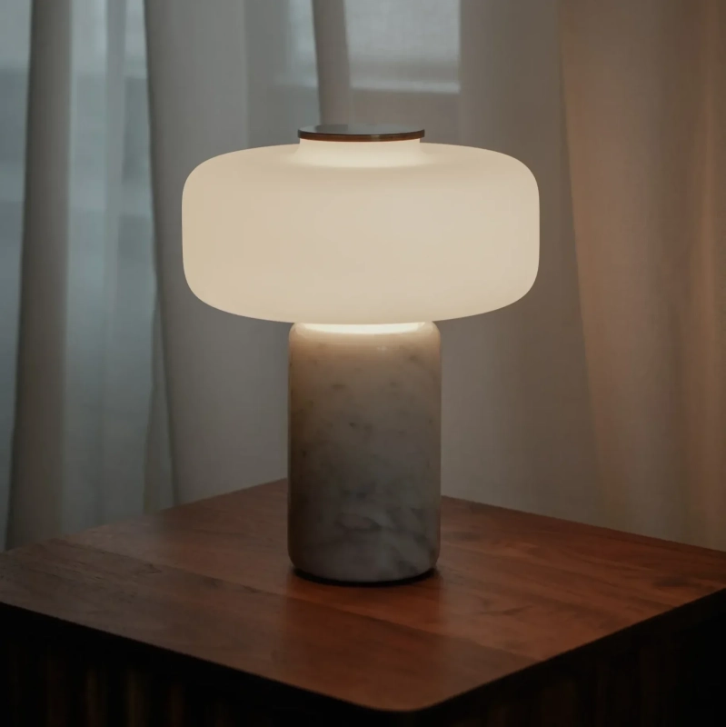 Lampa stołowa z białego marmuru z szklanym mlecznym kloszem z dotykowym włącznikiem mosiężnym FONTE.