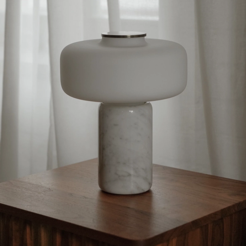 Lampa stołowa z białego marmuru z szklanym mlecznym kloszem z dotykowym włącznikiem mosiężnym FONTE.