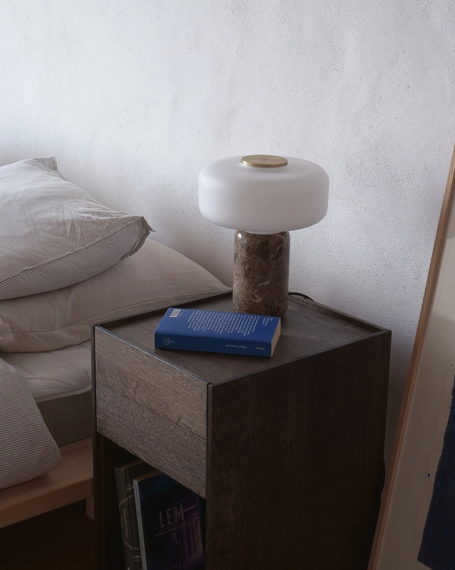 Lampa stołowa z brązowego marmuru z szklanym mlecznym kloszem z dotykowym włącznikiem mosiężnym FONTE.