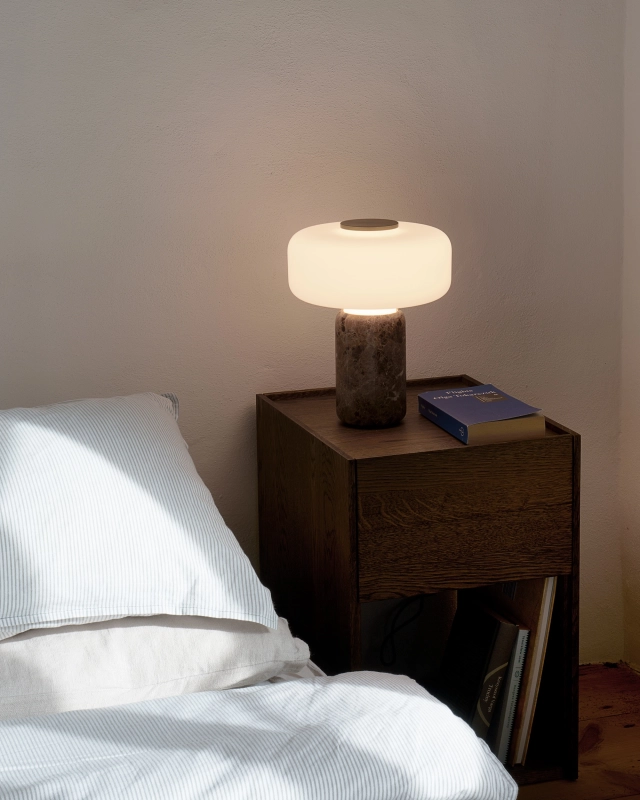 Lampa stołowa z brązowego marmuru z szklanym mlecznym kloszem z dotykowym włącznikiem mosiężnym FONTE.