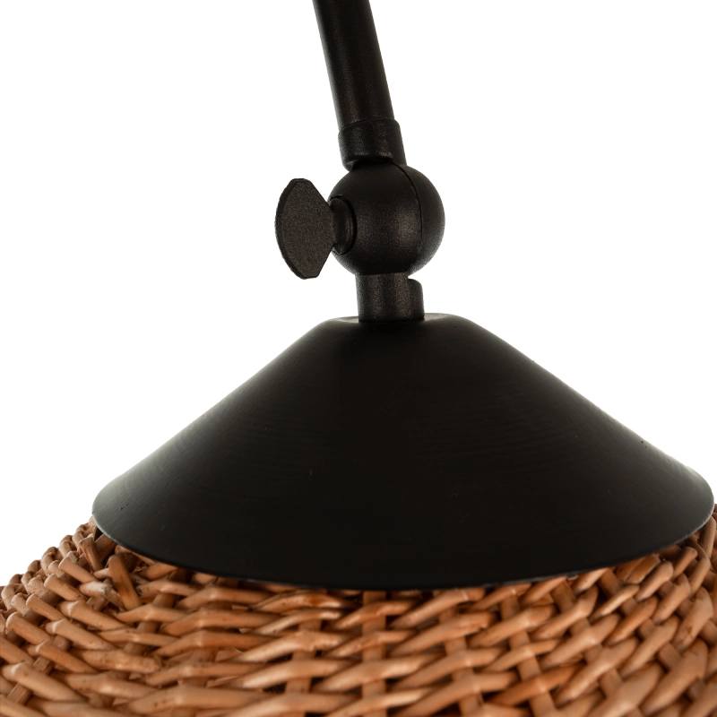 Duża minimalistyczna czarna lampa podłogowa z wiklinowym abażurem z regulacją nachylenia.