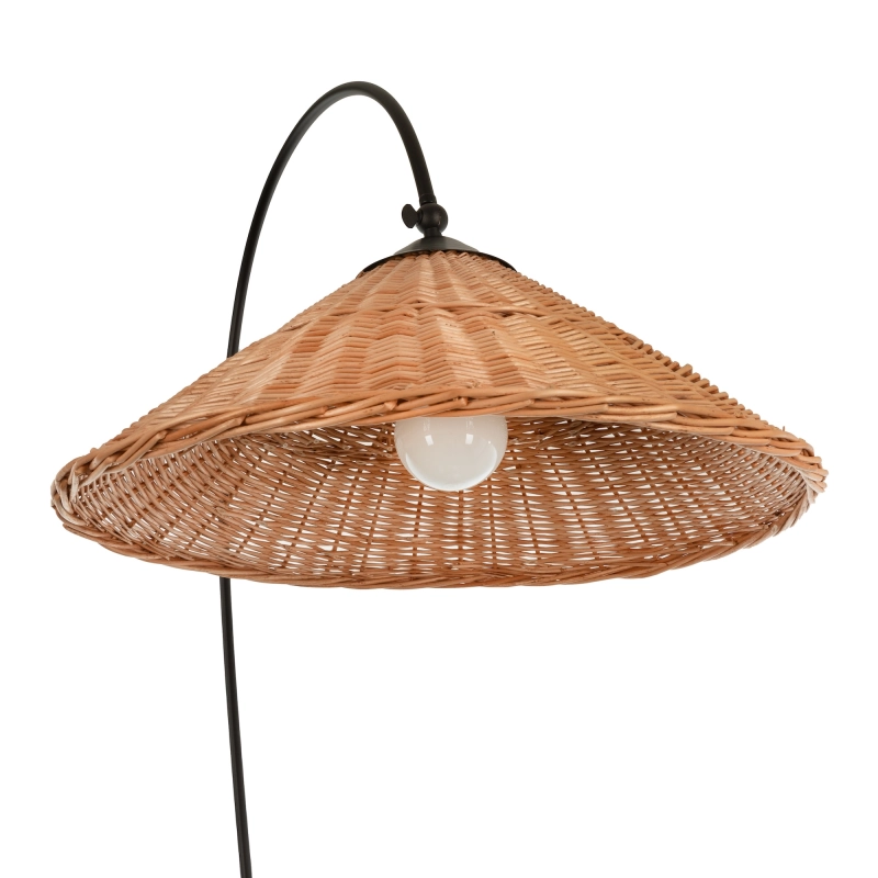 Duża minimalistyczna czarna lampa podłogowa z wiklinowym abażurem - detal abażura.