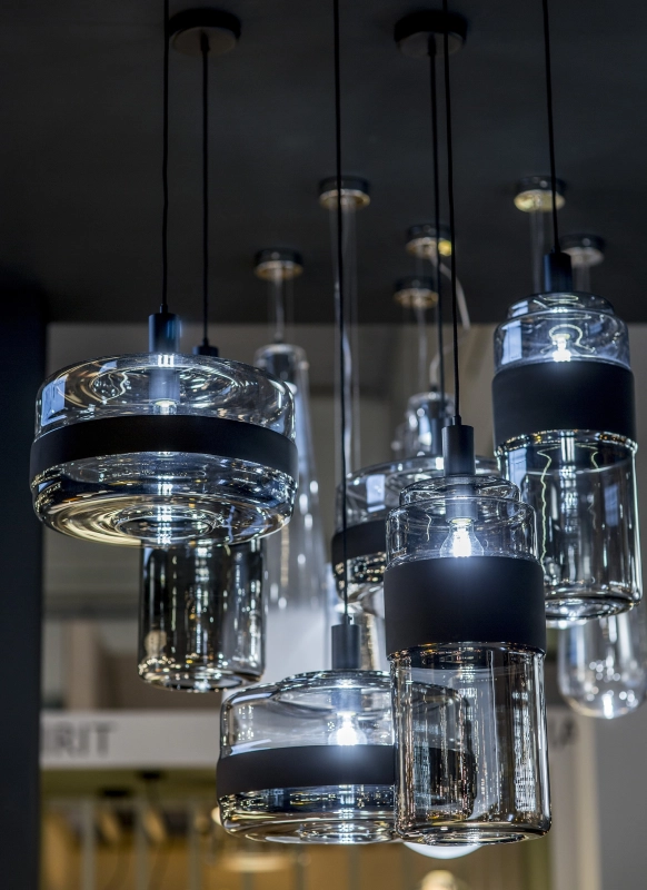 Szklana lampa wisząca z przydymionego szkła czarnego UMBRIEL BLACK WIDE - aranżacja.