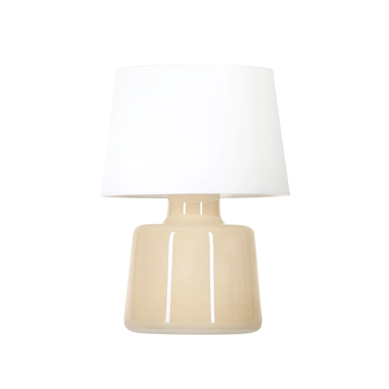 Kremowa lampa stołowa szklana SANTANA CREAM w białym kolorze z błyszczącą, waniliową powłoką z białym abażurem w kształcie stożka.