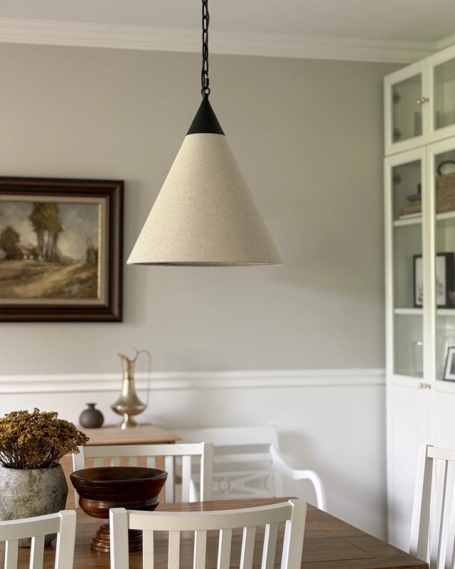 Stożkowa lampa wisząca z lnianym abażurem na czarnym łańcuchu w stylu modern farmhouse TIARA BLACK len. Lniana lampa nad stół lub wyspę w stylu modern farmhouse - aranżacja.