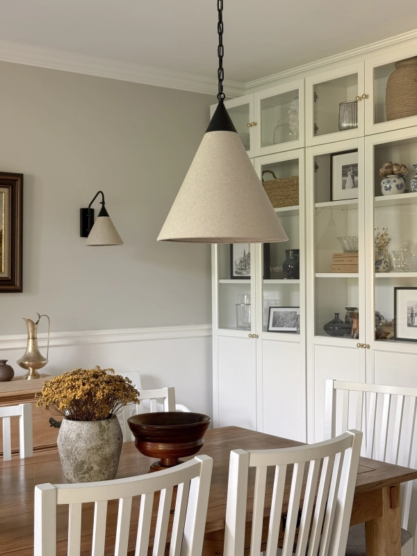Stożkowa lampa wisząca z lnianym abażurem na czarnym łańcuchu w stylu modern farmhouse TIARA BLACK len. Lniana lampa nad stół lub wyspę w stylu modern farmhouse - aranżacja.