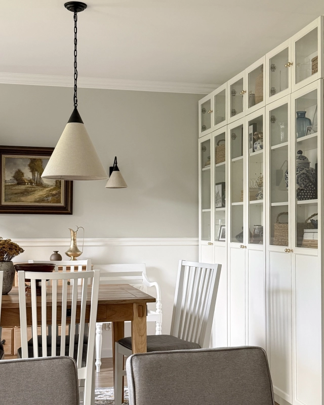 Stożkowa lampa wisząca z lnianym abażurem na czarnym łańcuchu w stylu modern farmhouse TIARA BLACK len. Lniana lampa nad stół lub wyspę w stylu modern farmhouse - aranżacja.