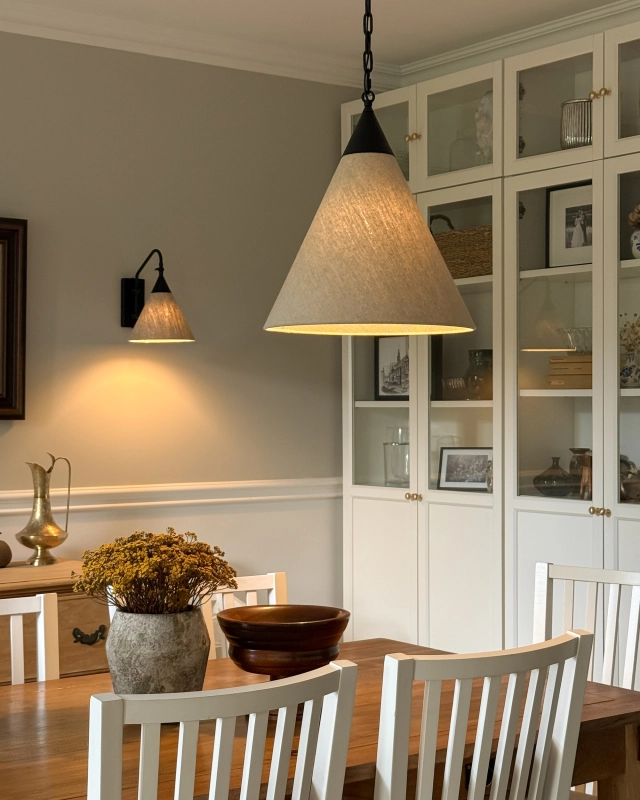 Stożkowa lampa wisząca z lnianym abażurem na czarnym łańcuchu w stylu modern farmhouse TIARA BLACK len. Lniana lampa nad stół lub wyspę w stylu modern farmhouse - aranżacja.