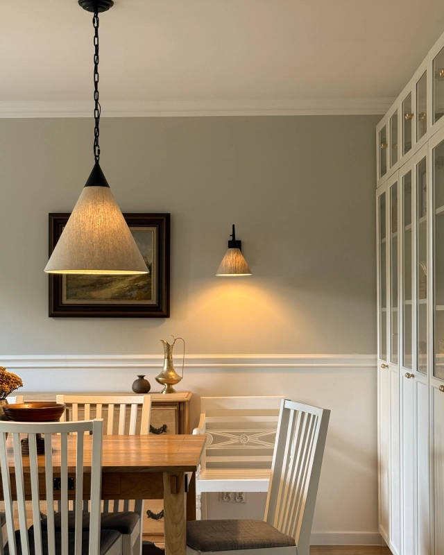Stożkowa lampa wisząca z lnianym abażurem na czarnym łańcuchu w stylu modern farmhouse TIARA BLACK len. Lniana lampa nad stół lub wyspę w stylu modern farmhouse - aranżacja.
