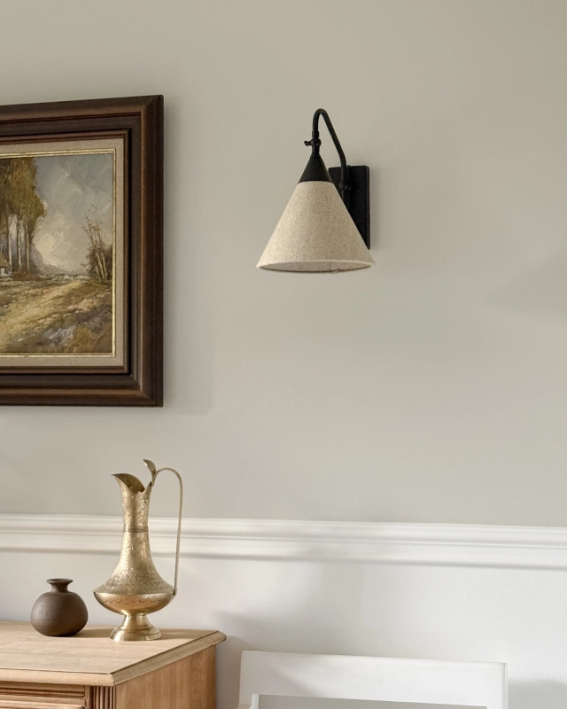 Ponadczasowy czarny kinkiet z lnianym abażurem stożkowym z regulacją kąta nachylenia TIARA BLACK len. Lniany kinkiet w stylu modern farmhouse - aranżacja.