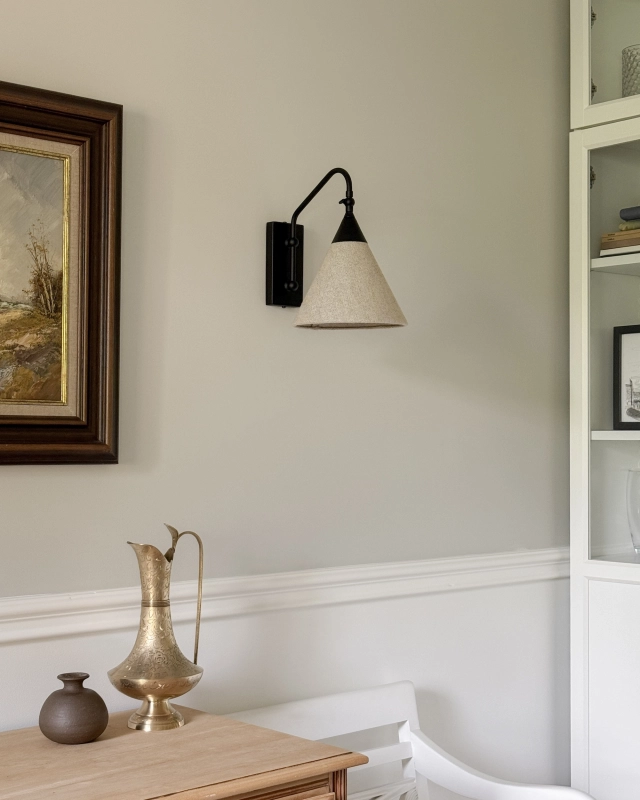 Ponadczasowy czarny kinkiet z lnianym abażurem stożkowym z regulacją kąta nachylenia TIARA BLACK len. Lniany kinkiet w stylu modern farmhouse - aranżacja.