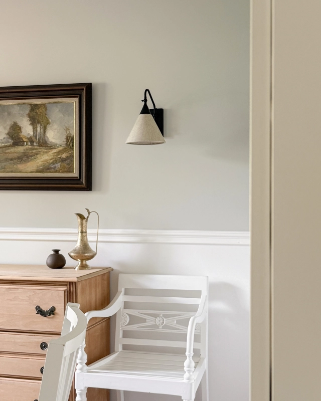 Ponadczasowy czarny kinkiet z lnianym abażurem stożkowym z regulacją kąta nachylenia TIARA BLACK len. Lniany kinkiet w stylu modern farmhouse - aranżacja.