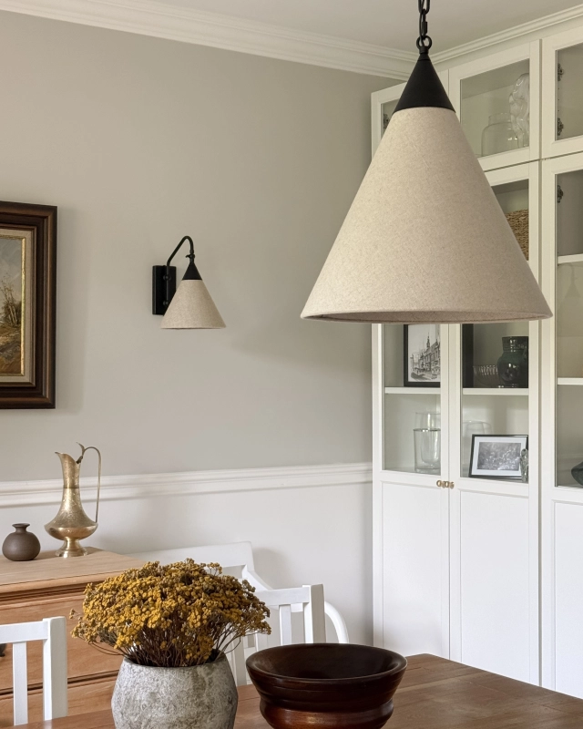Ponadczasowy czarny kinkiet z lnianym abażurem stożkowym z regulacją kąta nachylenia TIARA BLACK len. Lniany kinkiet w stylu modern farmhouse - aranżacja.
