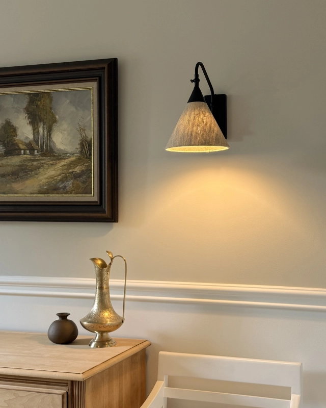 Ponadczasowy czarny kinkiet z lnianym abażurem stożkowym z regulacją kąta nachylenia TIARA BLACK len. Lniany kinkiet w stylu modern farmhouse - aranżacja.