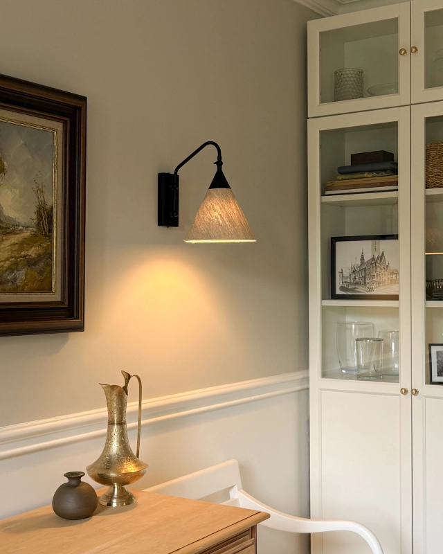 Ponadczasowy czarny kinkiet z lnianym abażurem stożkowym z regulacją kąta nachylenia TIARA BLACK len. Lniany kinkiet w stylu modern farmhouse - aranżacja.