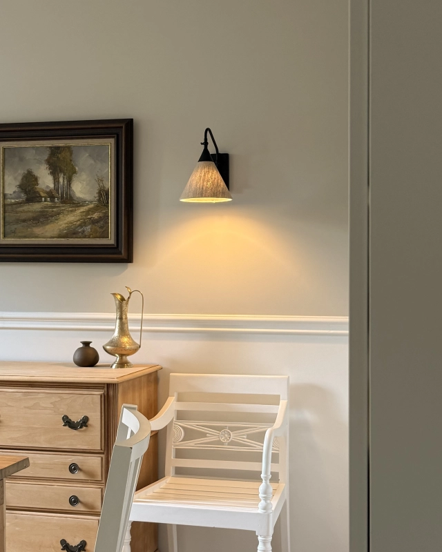 Ponadczasowy czarny kinkiet z lnianym abażurem stożkowym z regulacją kąta nachylenia TIARA BLACK len. Lniany kinkiet w stylu modern farmhouse - aranżacja.