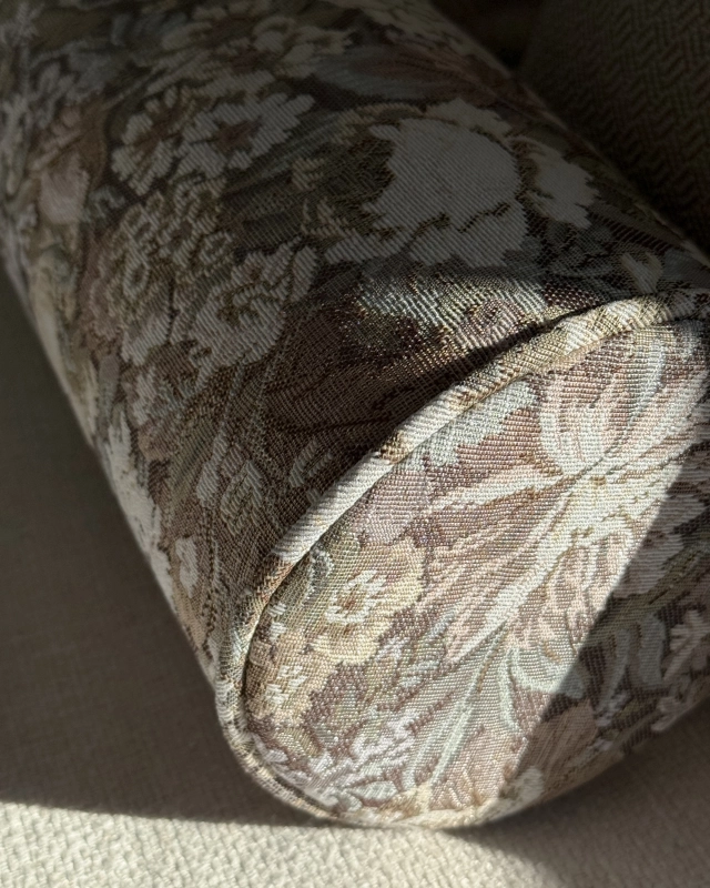 Żakardowa poduszka w kształcie wałka w kwiaty vintage w pastelowych kolorach ROSA - detal.