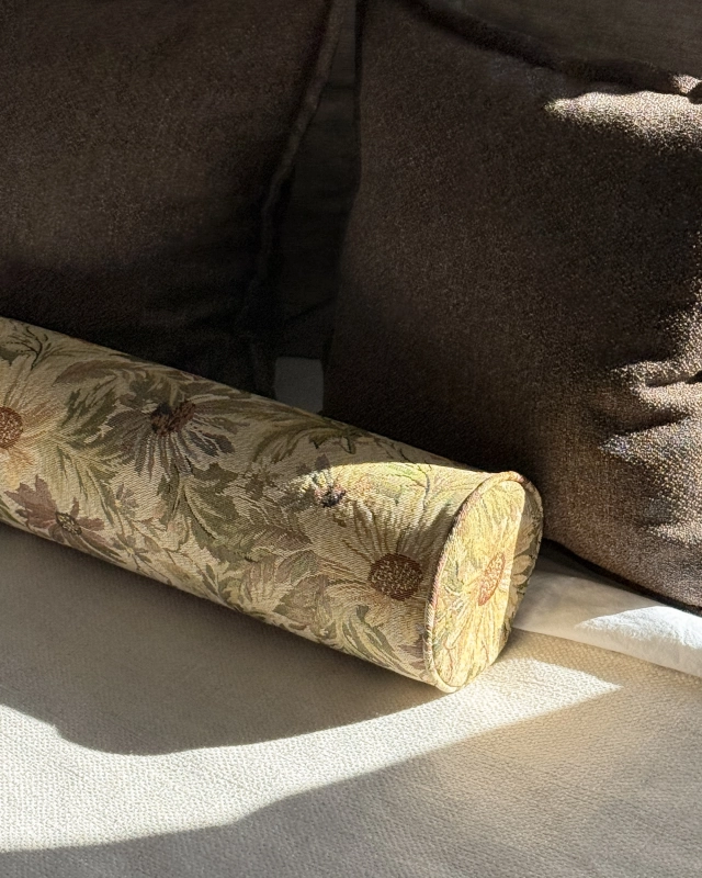 Żółto-zielona żakardowa poduszka w kształcie wałka w kwiaty kosmosów w stylu vintage SOLIA.