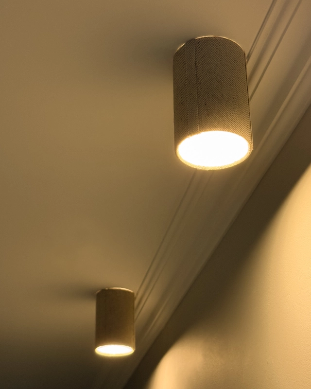 Lniany spot sufitowy montowany na magnes do sufitu PLISE len - zapalone światło.
