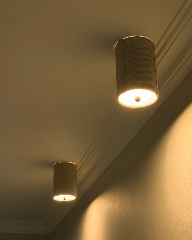 Lniany spot sufitowy z czarną kulką montowany na magnes do sufitu PLISE BLACK len - zapalone światło