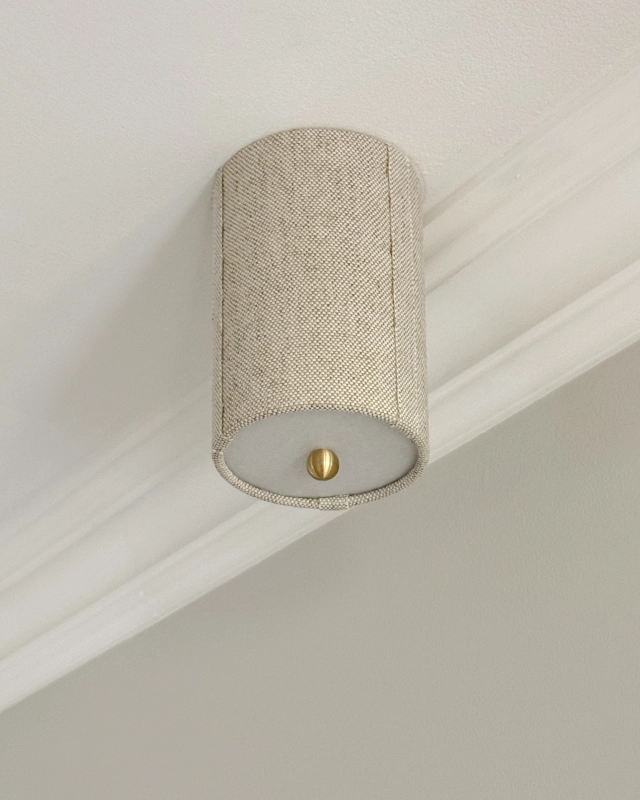 Lniany spot sufitowy z mosiężną kulką montowany na magnes do sufitu PLISE BRASS len