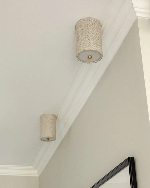 Lniany spot sufitowy z mosiężną kulką montowany na magnes do sufitu PLISE BRASS len