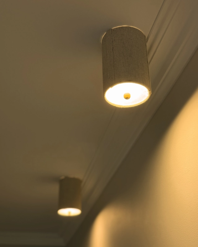 Lniany spot sufitowy z mosiężną kulką montowany na magnes do sufitu PLISE BRASS len - zapalone światło
