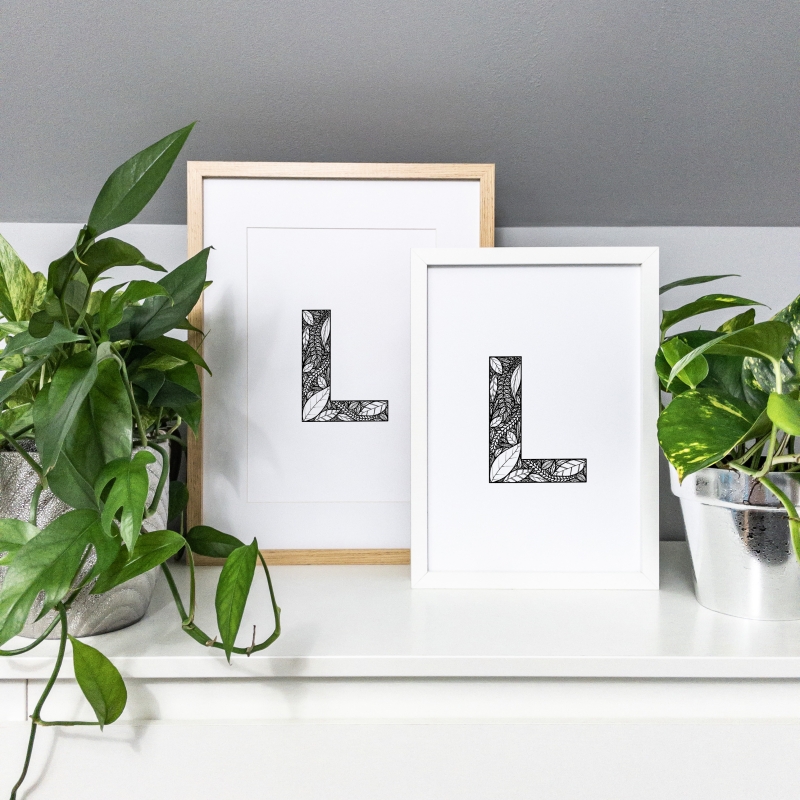 Plakat z literą L w ramie.
