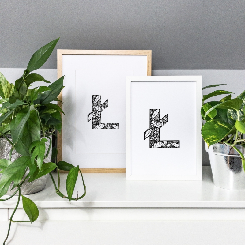 Plakaty z liter w ramach.