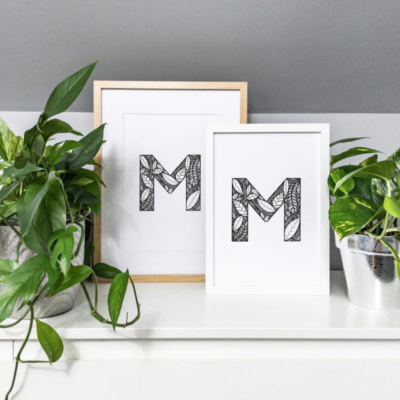 Plakaty z inicjałami w ramach utworzone przez Rysowaneliscie.