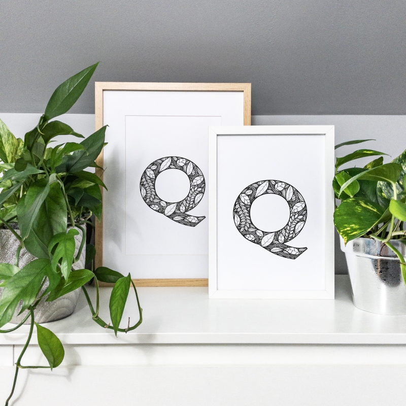 Kompozycja plakatów narysowanych przez Rysowane Liście w ramach.